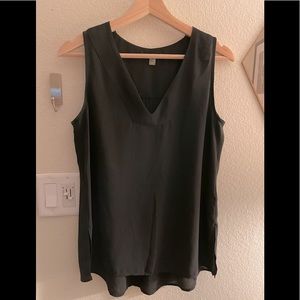 🖤 T Tahari V neck Black Sleeveless Blouse 🖤